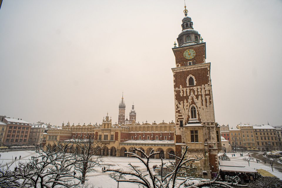 Zimowa panorama Rynku Głównego z apartamentu