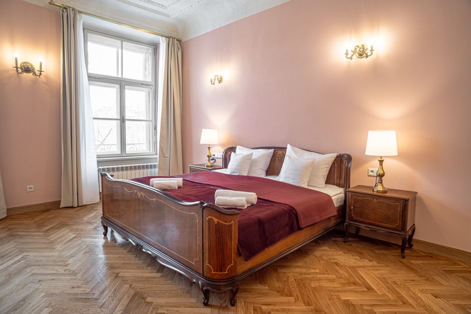 Sypialnia apartamentu z podwójnym łóżkiem