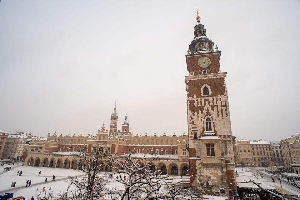 Zimowy widok z apartamentu na Wieżę Ratuszową