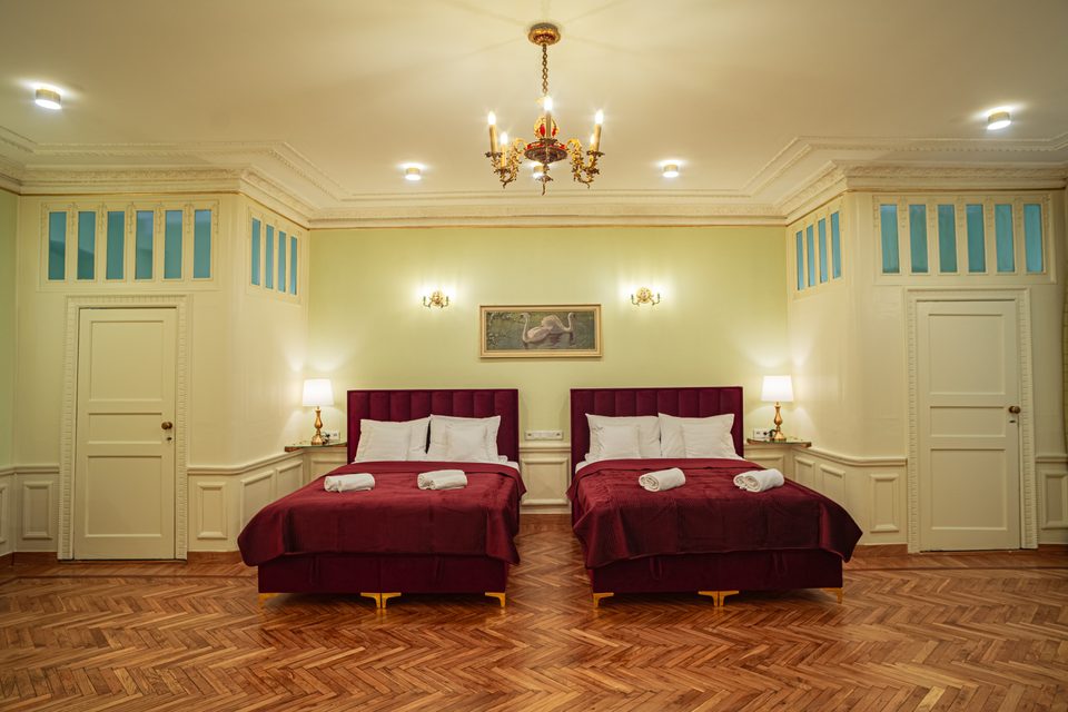 Apartament typu Suite z dwoma podwójnymi łóżkami