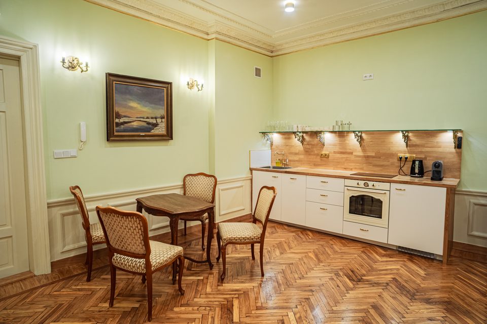 Aneks kuchenny i stół w apartamencie z dwoma łóżkami