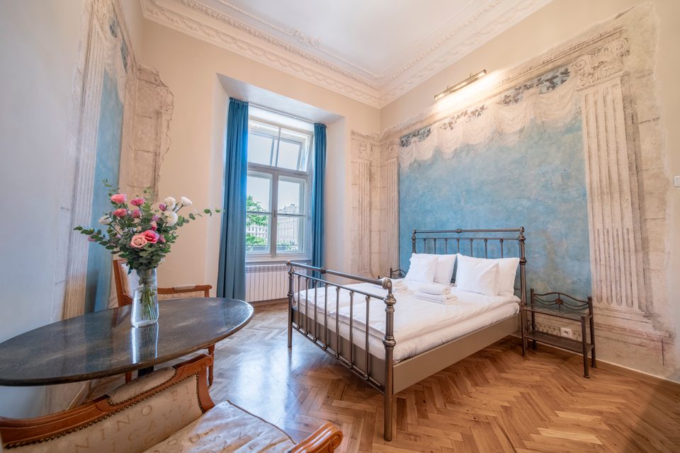 Sypialnia apartamentu z widokiem na Rynek Główny