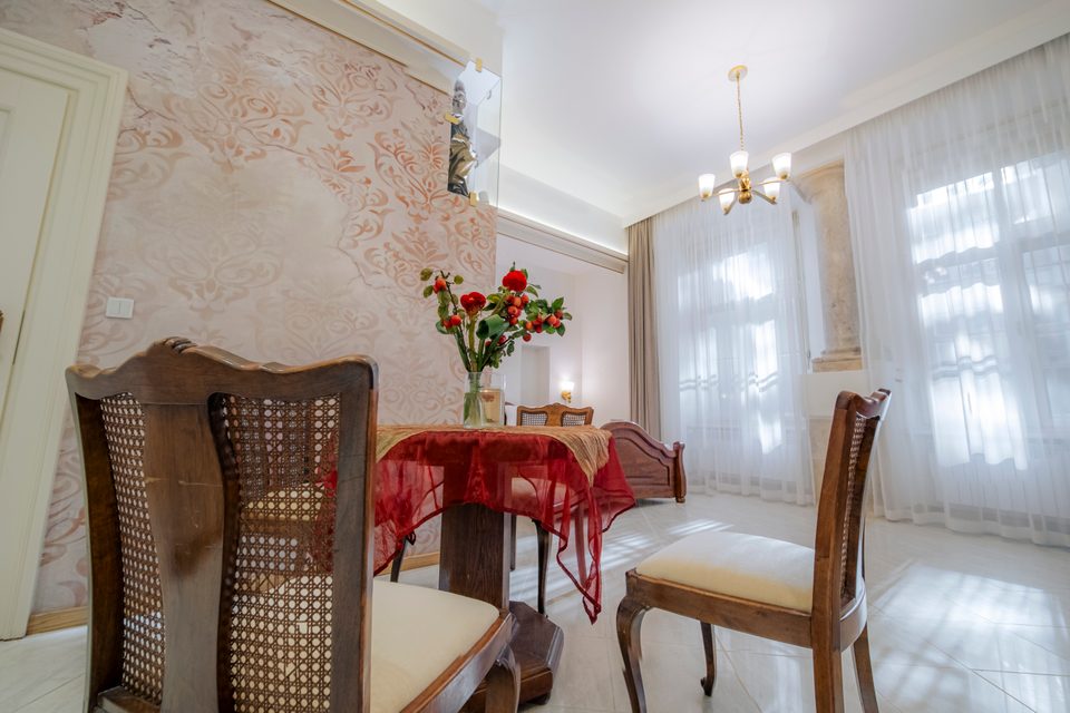 Jadalnia apartamentu typu Superior z zabytkowymi krzesłami