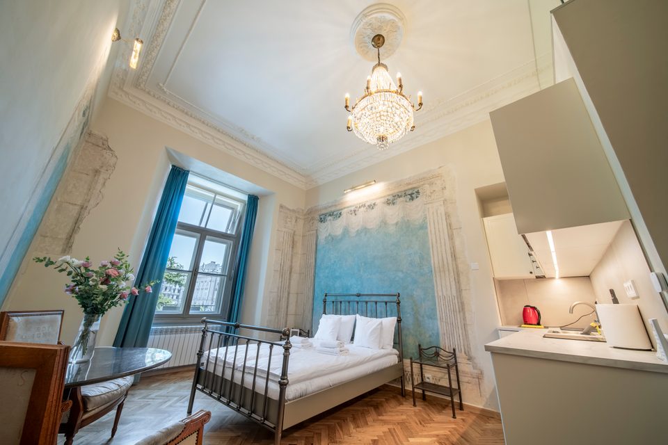 Apartament z łóżkiem podwójnym i białym aneksem kuchennym