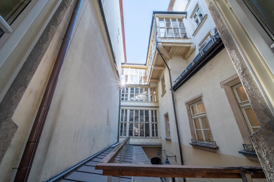 Widok z apartamentu na wewnętrzny dziedziniec kamienicy