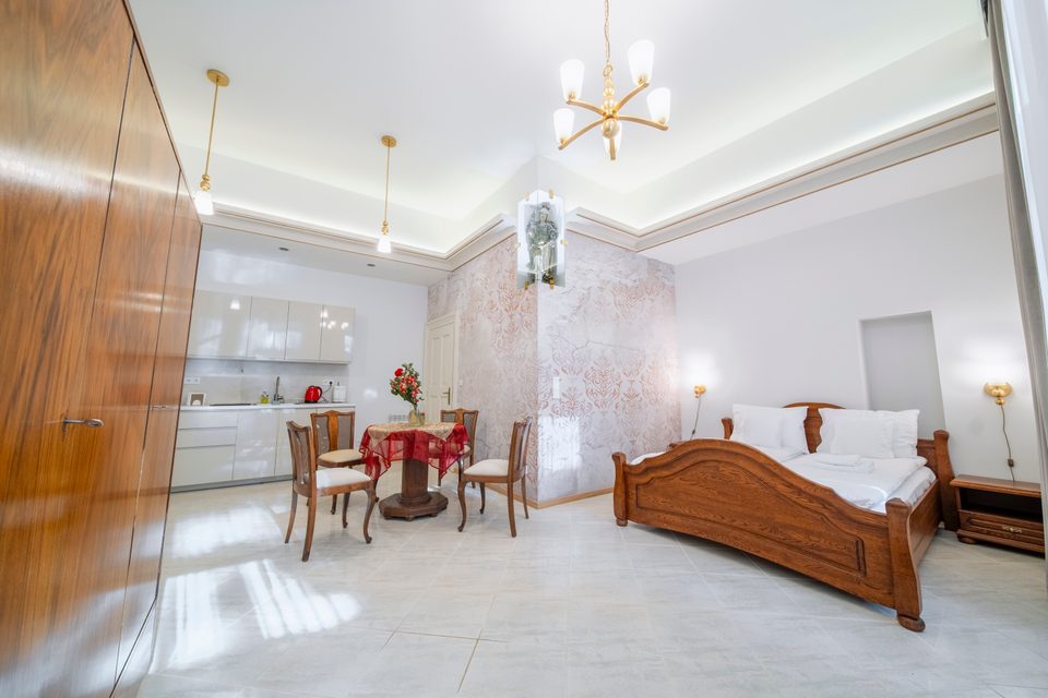 Wnętrze apartamentu typu Superior z sypialnią i jadalnią