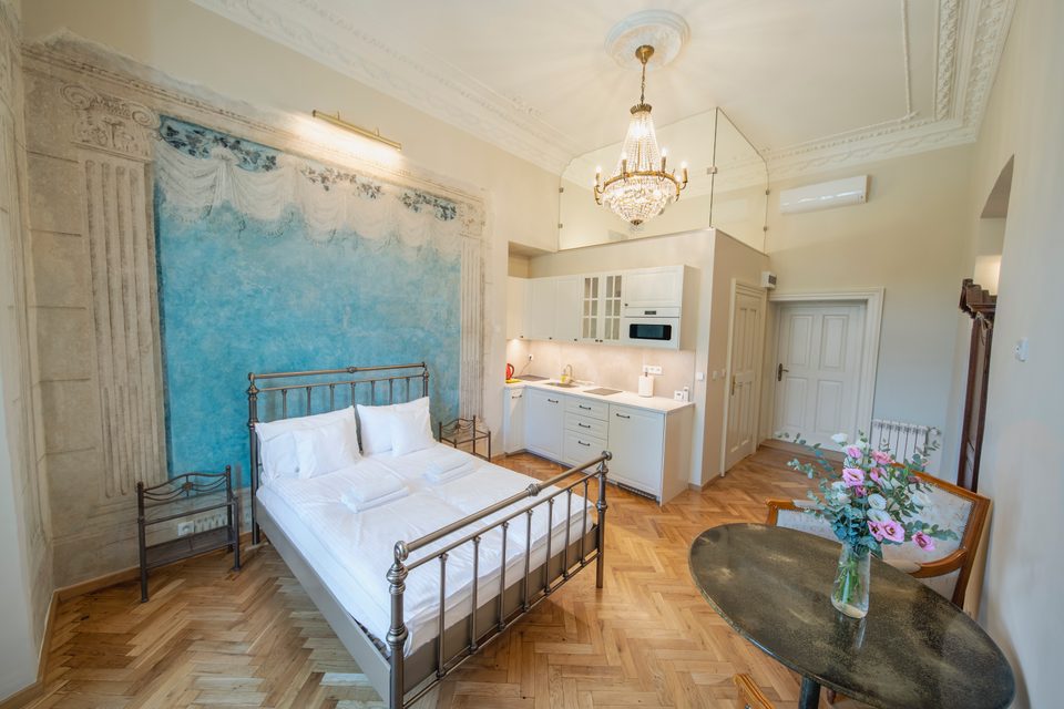 Wnętrze apartamentu z łóżkiem i aneksem kuchennym