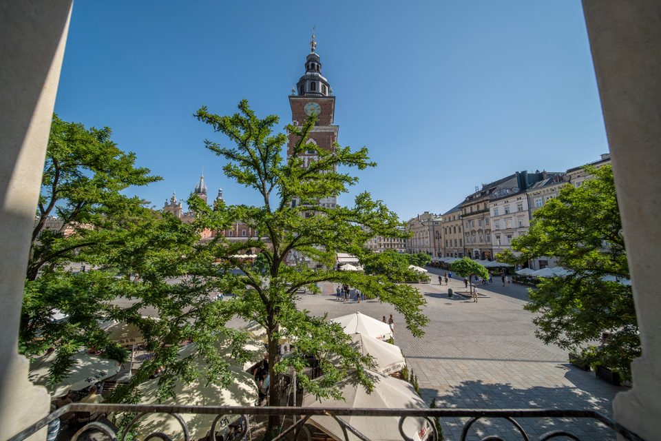 Rynek Główny i Wieża Ratuszowa widziane przez okno